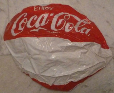 02567-4 € 3,00 coca cola strandbal rood-wit.jpeg